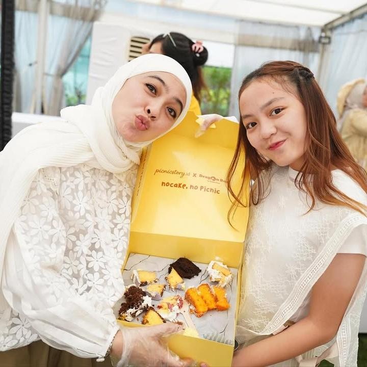 <p>Pada ulang tahun Embun ke-12 lalu, Dian sempat mengungkap perasaannya yang masih tak menyangka kalau sang putri sudah beranjak remaja. Dian menganggap hadirnya Embun menjadi hal terbaik dalam hidupnya. "Bener bener kayak ngedip aja tau tau segede ini kakk..<br />Udah 12 tahun ini kakak jadi guru terbaik dalam hidup umi nak.. gak sabar dehhh untuk cerita cerita kitaa didepan..," ungkap Dian. (Foto: Instagram @dianayulestari)</p>