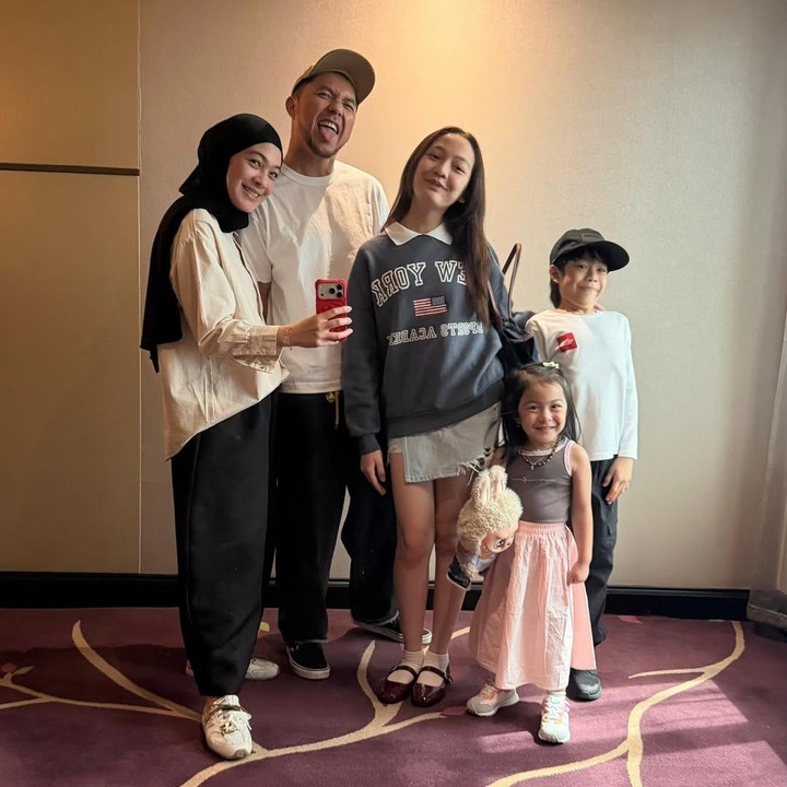 <p>Perlu diketahui, Embun merupakan anak pertama Omesh dan Dian Ayu. Embun memiliki dua adik, yakni Btara Langit Anandayu dan si bungsu Btari Bulan Anandayu. Sebagai anak sulung, Embun diketahui sangat dekat dengan dua adiknya. (Foto: Instagram @dianayulestari)</p>