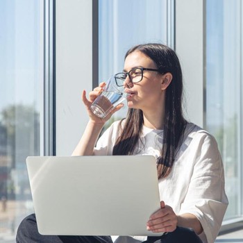 5 Alasan Penting Konsumsi Segelas Air Putih saat Bangun Tidur