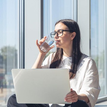 5 Alasan Penting Konsumsi Segelas Air Putih saat Bangun Tidur