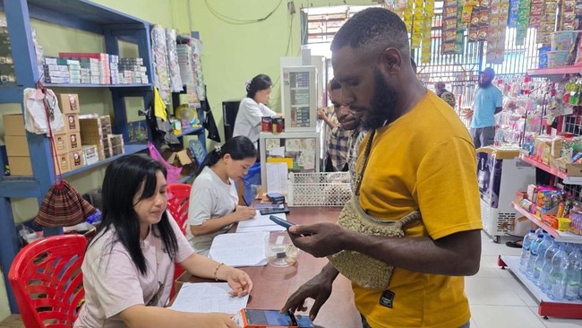 BRILink Agen Waisun di Distrik Dekai, Papua, memudahkan akses layanan keuangan bagi masyarakat, agen ini mendukung transaksi harian dan inklusi keuangan.