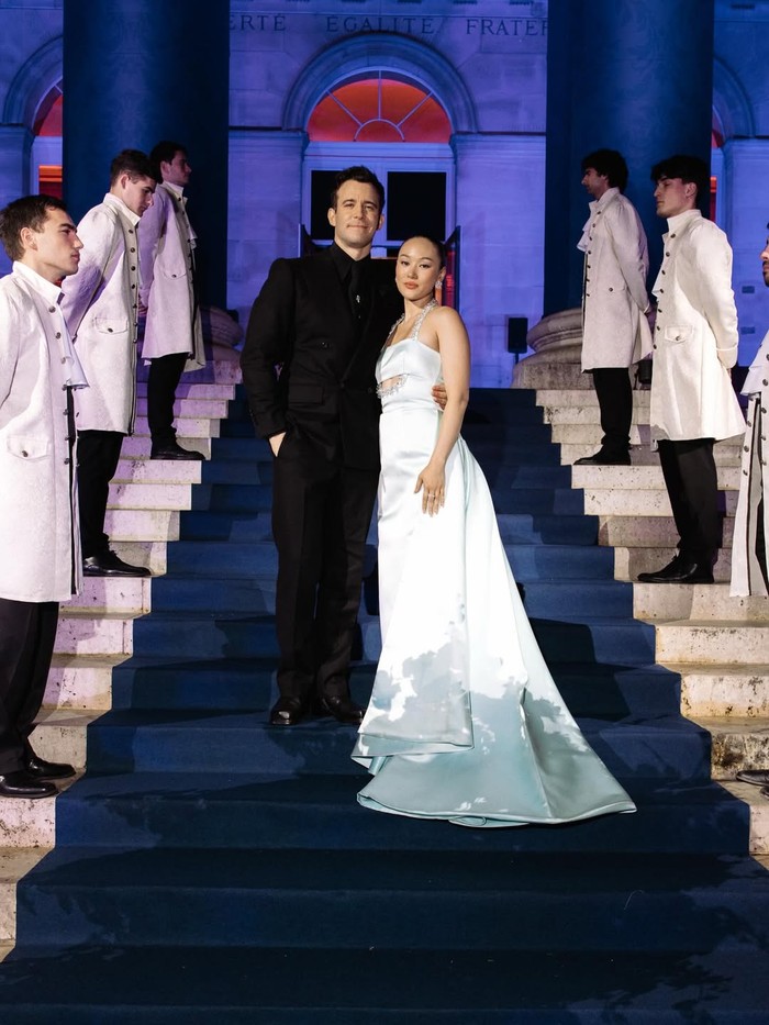 Bridgerton World Premiere mengalihkan perhatian. Karpet merah diisi busana glamor memesona para pemainnya. Luke Thompson dan Yerin Ha jadi sorotan. Couple pemeran utama musim keempat ini tampak fenomenal, Thompson dengan all-black look formal yang rapi, sedangkan Ha mengenakan ballgown Prada rona biru pastel dengan aksen cut out&nbsp;dihiasi pinggiran&nbsp;kristal memesona/ Foto: instagram.com/bridgertonnetflix