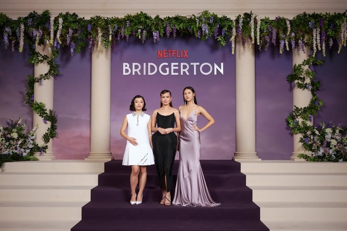 Michelle Mao, Katie Leung, dan&nbsp;Isabella Wei turut debut di musim keempat Bridgerton, Beauties. Di red carpet, mereka mengenakan dress&nbsp;yang sama-sama anggun, tapi menampilkan detail berbeda. Mao terlihat manis dengan potongan gaun Miu Miu selutut, Leung memakai gaun sculptural dari&nbsp;Toni Maticevski, sedangkan Wei mengenakan slip dress periwinkle rancangan Nina Ricci/ Foto: instagram.com/bridgertonnetflix