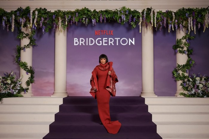 Golda Rosheuvel bawa gaya yang lebih standout&nbsp;dan unik. Sweater dress panjang kreasi Sonney dipakainya. Pemain Ratu Charlotte ini turut memadukan gaya serba burnt-orange itu dengan jaket senada/Foto: instagram.com/bridgertonnetflix