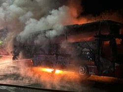Bus Rosalia Indah Hangus Terbakar di Tol Sragen
