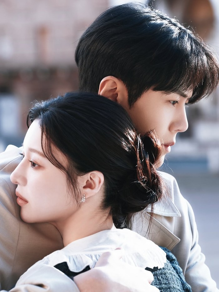 Kim Seon Ho dan Go Yoon Jung saat berakting di Can This Love Be Translated