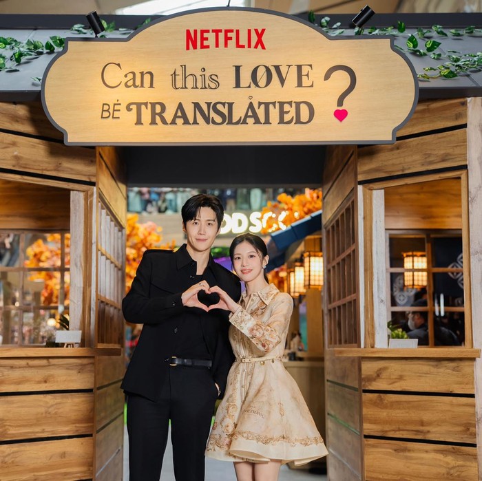 Kim Seon Ho dan Go Yoon Jung saat mengunjungi Can This Love Be Translated exhibition di Jakarta