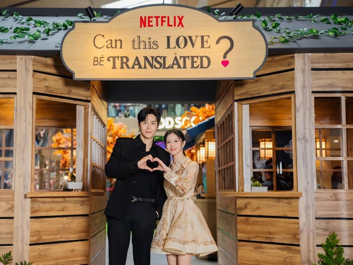Kim Seon Ho dan Go Yoon Jung saat mengunjungi Can This Love Be Translated exhibition di Jakarta
