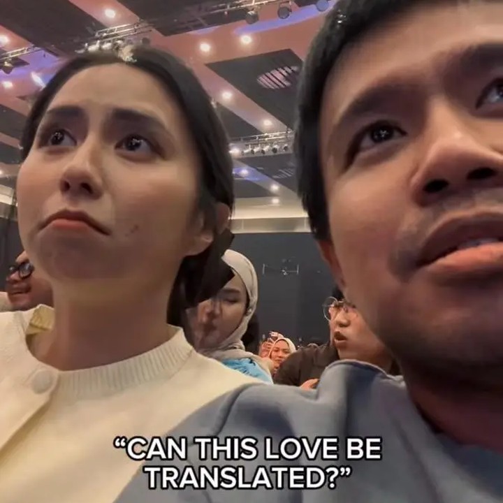 <p>Suasana <em>fan event</em> Drakor<em> Can This Love Be Translated?</em> berjalan dengan meriah. Momen ini pun terasa spesial karena Kim Seon Ho dan Go Youn Jung hadir langsung menyapa para penggemar di Hall Kota Kasablanka. Tak hanya dihadiri penggemar, sejumlah artis Tanah Air juga turut meramaikan acara. Salah satunya Joshua Suherman yang terlihat hadir menemani sang istri, Clairine Clay, untuk menikmati keseruan <em>meet</em> &amp; <em>greet</em> tersebut. Joshua pun membagikan kesannya usai menonton episode perdana drama ini. Ia mengaku langsung jatuh hati sejak awal tayang, Bunda. "Harus gw akui, ini eps 1 nya bagus banget dah," tulis Joshua, dikutip dari akun Instagram <em>@jojosuherman.</em> (Foto: Instagram @jojosuherman)</p>