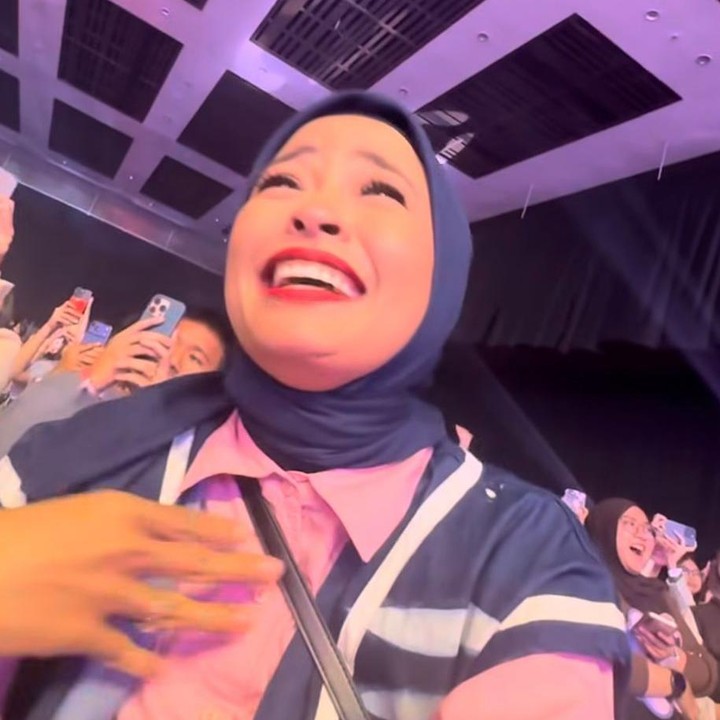 <p>Penyanyi band Kotak, Tantri Syalindri, tampaknya tak ingin melewatkan momen untuk menyaksikan <em>meet</em> &amp; <em>greet</em> para pemeran Drakor<em> Can This Love Be Translated?</em>. Ia pun membagikan pengalamannya lewat sebuah unggahan di akun Instagram miliknya. "Gini ternyata rasanya ketemu suami khayalan, berasa diliatin padahal jelas tidak, berasa di senyumin padahal ga ke gw doang, minimal bisa ngerasain nobar episode 1<em> Can this LOVE be Translated?</em> yang tayang di <em>@netflixid</em> terus ketemu langsung pemeran aslinya. Siapa yang udah nonton? Kalo gw baru 1 episode aja langsung penasaran sama kelanjutannya," ungkap Tantri lewat Instagramnya. (Foto: Instagram @tantrisyalindri)</p>