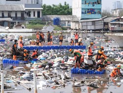 DLH Angkut 137 Ton Sampah dari Pesisir Tanggul Laut Muara Baru Jakut
