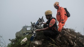 Cemas Keluarga Menanti Nasib Pramugari Pesawat Jatuh di Bulusaraung