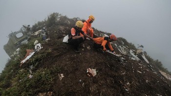FOTO: Evakuasi Korban Pesawat ATR 42-500 Jatuh di Gunung Bulusaraung