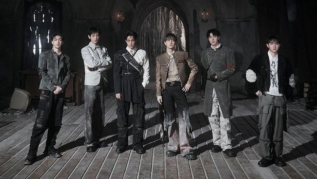 EXO comeback dengan merilis album studio kedelapan bertajuk REVERXE pada Senin (19/1).