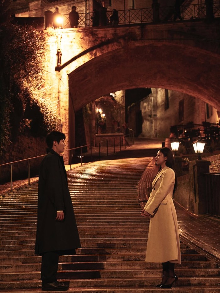 Karakter Cha Mu-Hee juga tampil classy dengan coat beige panjang. Stiletto yang jadi ikon dalam serial kembali dikombinasikan dan stocking untuk mencegah dingin.&nbsp;Gayanya simpel, minim aksesori, tapi rap/ Foto: instagram.com/netflixid