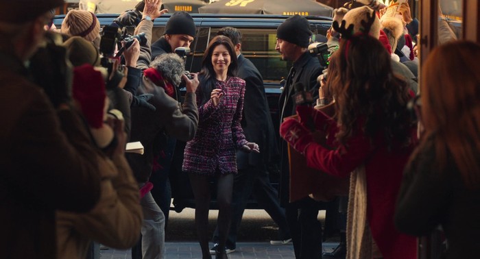 Selain memesona dengan setelan tweed, aktris kelahiran 22 April 1996 itu juga tampak manis mengenakan tweed dress, Beauties. Masih dari rumah mode Chanel yang menggandengnya sebagai brand ambassador, ia&nbsp;buktikan mini dress layak dikenakan di cuaca dingin sekalipun/ Foto: Instagram