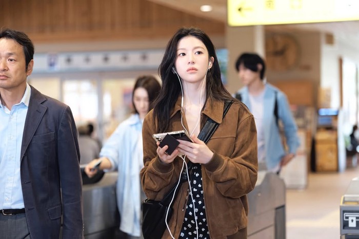 Adegan pembuka episode pertama, Go Yoon Jung mengenakan&nbsp;mini dress hitam bermotif flora kecil. Ia padukan dengan&nbsp;jaket&nbsp;suede coklat, tas selempang yang senada dengan dress,&nbsp;serta&nbsp;combat boots yang membuat penampilannya edgy./ Foto: instagram.com/netflixkr
