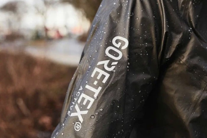 Gore-Tex adalah jenis kain sintetis terbuat dari benang teflon yang diregangkan dan sangat tahan air./ Foto: motocentral.co.uk