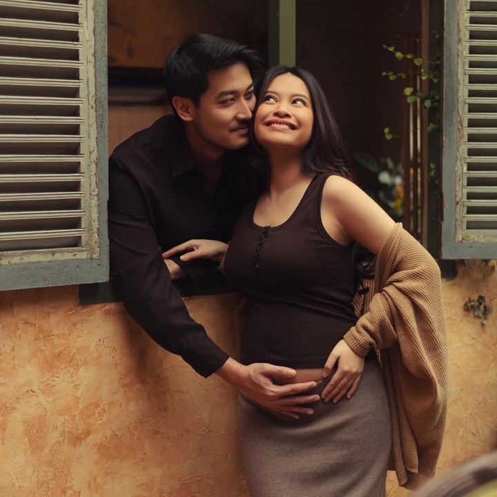 <p>Pada pertengahan bulan Januari lalu, Hanggini dan suami mengumumkan kabar kehamilan pertama ke publik. Keduanya mem-<em>posting</em> foto kebersamaan dan pamer <em>baby bump</em> kehamilan yang sudah terlihat besar. "Harapan baru akhirnya hadir lagi. Masih sangat kecil, masih bersembunyi hangat di dalam perut, tapi kehadiranmu sudah pelan-pelan mengisi ruang yang sempat kosong. Kau datang tanpa suara, membawa ruang baru, warna baru, dan jenis kebahagiaan baru yang sudah kita simpan erat, jenis cinta yang kita tahu akan kita ingat selamanya" tulis Hanggini, dikutip di Instagram @hanggini. Perlu diketahui, Hanggini hamil setelah sempat mengalami keguguran pada awal tahun 2025 lalu. (Foto: Instagram @hanggini/ @luthfiaulia)</p>