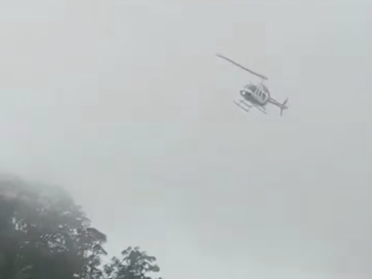 Helikopter yang ditumpangi Raffi Ahmad dan Ajik Krisna hampir jatuh di Bali Utara&period; &lpar;tangkapan layar tiktok &commat;tinimuetz&rpar;