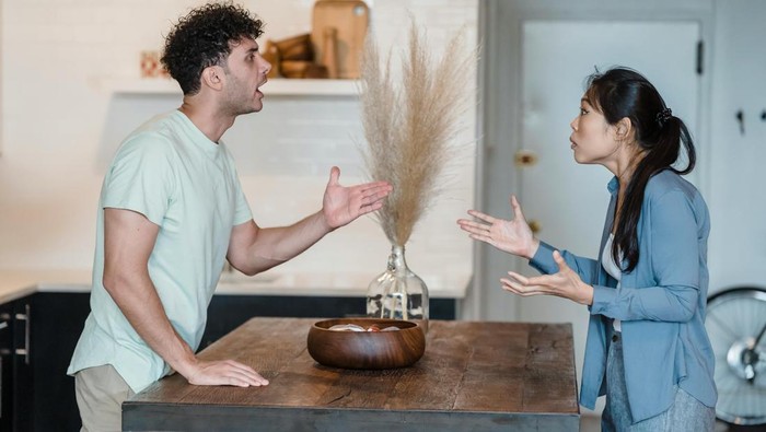 Kejujuran adalah hal penting dalam hubungan sehat. Jika ada yang disembunyikan, termasuk hubungan itu sendiri, maka kasih sayang itu perlu dicurigai.