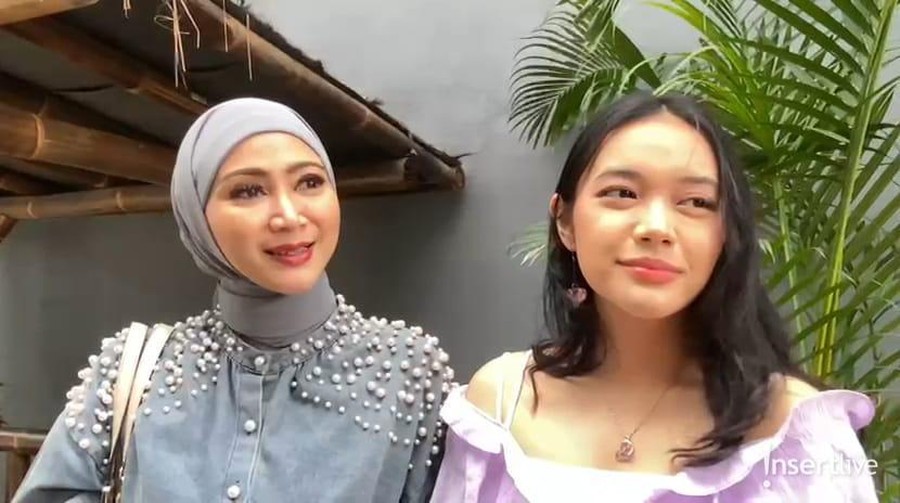 Ira Swara dan anaknya&comma; Yunia