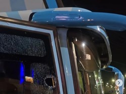 Bus Persela Dilempari Batu hingga Kaca Pecah Usai Lawan PSS Sleman