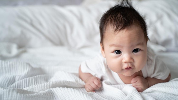 Kapan Bayi Mulai Lihat Warna Terang Selain Hitam & Putih&quest;