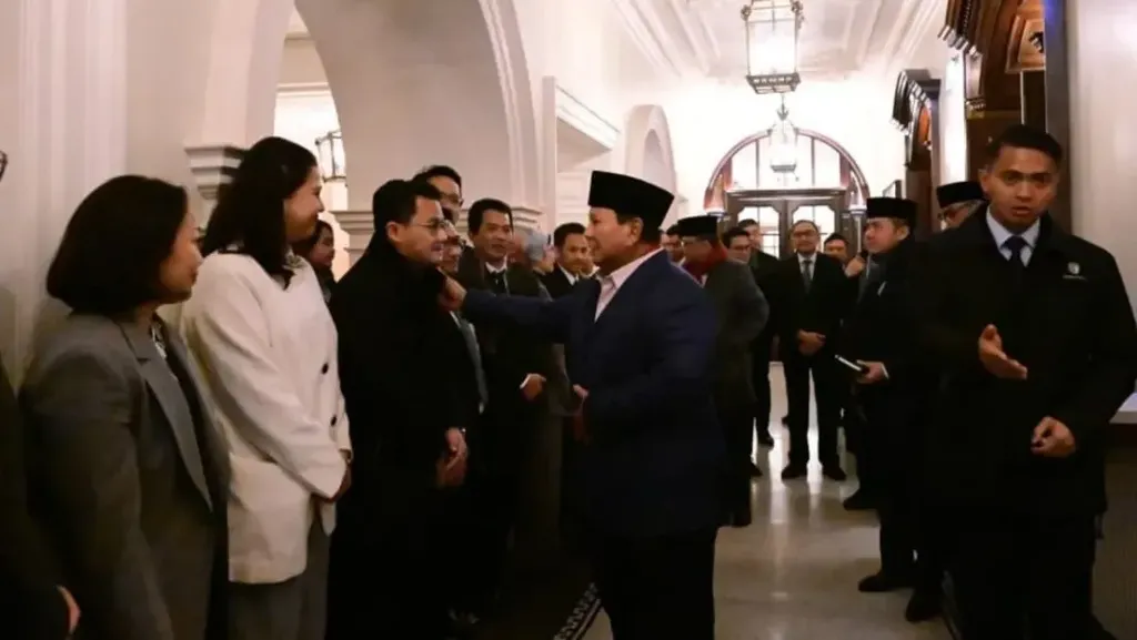 Prabowo Tiba di London, Bakal Bertemu PM Starmer dan Raja Charles III