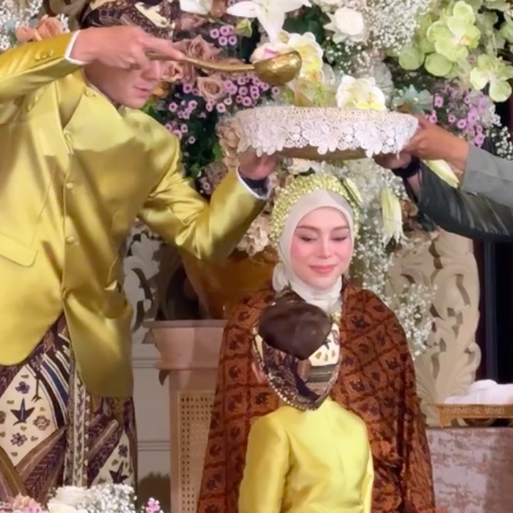 <p>Dalam acara ini, Lesti dan Rizky Billar melangsungkan beberapa prosesi adat Jawa untuk tujuh bulan kehamilan. Salah satunya adalah siraman yang bertujuan untuk memohon kesehatan bagi ibu dan calon bayi, serta kelancaran dalam menjalani kehamilan hingga persalinan.&nbsp;(Foto: Instagram @lestikejora/ @rizkybillar)</p>