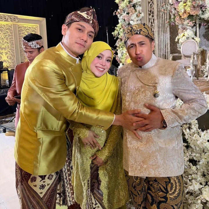 <p>Lesti dan Rizky Billar mengundang sejumlah artis Tanah Air dalam acara tujuh bulan dan gender reveal ini, Bunda. Beberapa di antaranya yang hadir adalah Irfan Hakim yang hari itu juga bertugas sebagai MC, Luna Maya, Marini Zumarnis, Sahrul Gunawan, dan Glenca Chysara.&nbsp;(Foto: Instagram @lestikejora/ @rizkybillar)</p>