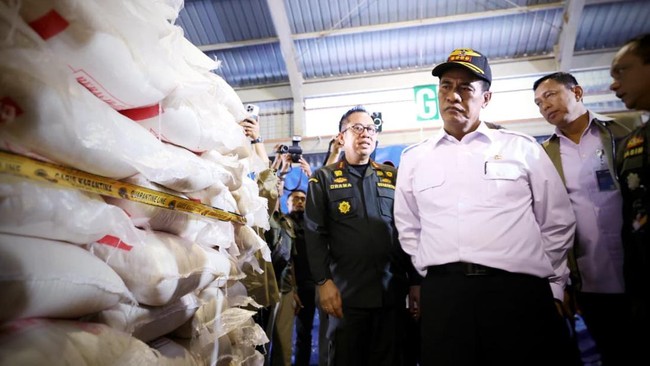 Menteri Pertanian (Mentan) Andi Amran Sulaiman melakukan inspeksi mendadak (sidak) di kawasan Bea Cukai Tanjung Balai Karimun, Kepulauan Riau.