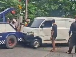 Mobil di Depok Oleng hingga Nyemplung ke Kali gegara Sopir Ngantuk