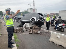 Mobil Listrik Tabrak Pembatas Jalan Kalibata Jaksel, Lalin Sempat Macet