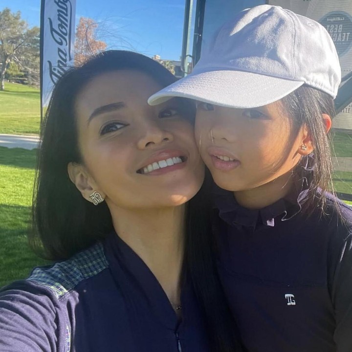 <p>Si Kecil yang lahir pada 10 Oktober 2018 ini kini sudah berusia tujuh tahun. Putri Farah Quinn ini diketahui telah mahir bermain golf sejak usia 5 tahun. Melalui beberapa unggahannya di Instagram, sang Bunda pun kerap setia menemani Amaira untuk berlatih olahraga yang satu ini. (Foto: Instagram @farahquinnofficial)</p>