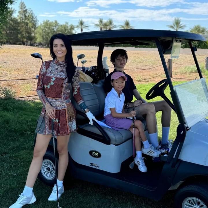 <p>Sebagai orang tua, tentu saja kita ingin anak tumbuh aktif, percaya diri, dan punya kegiatan yang ia sukai sejak dini. Hal itu juga terlihat dari cara chef Farah Quinn mendampingi tumbuh kembang anak-anaknya. Anak keduanya, Amaira ternyata sudah jago dalam bermain golf sejak usia dini, Bunda. (Foto: Instagram @farahquinnofficial)</p>