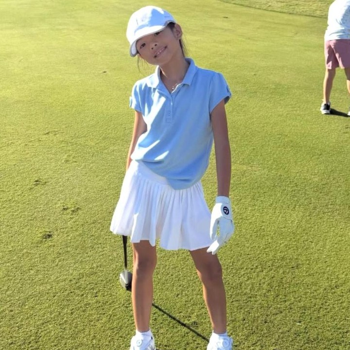<p>Melihat dari salah satu postingannya, Amaira tampak percaya diri berpose saat tengah bermain golf. Ia pun tampil kece mengenakan kaos berwarna<em> soft blue</em> yang dipadukan dengan rok mini putih, sambil memegang stik golf di tangannya. Penampilannya pun semakin lengkap saat Amaira mengenakan topi, Bunda. (Foto: Instagram @farahquinnofficial)</p>