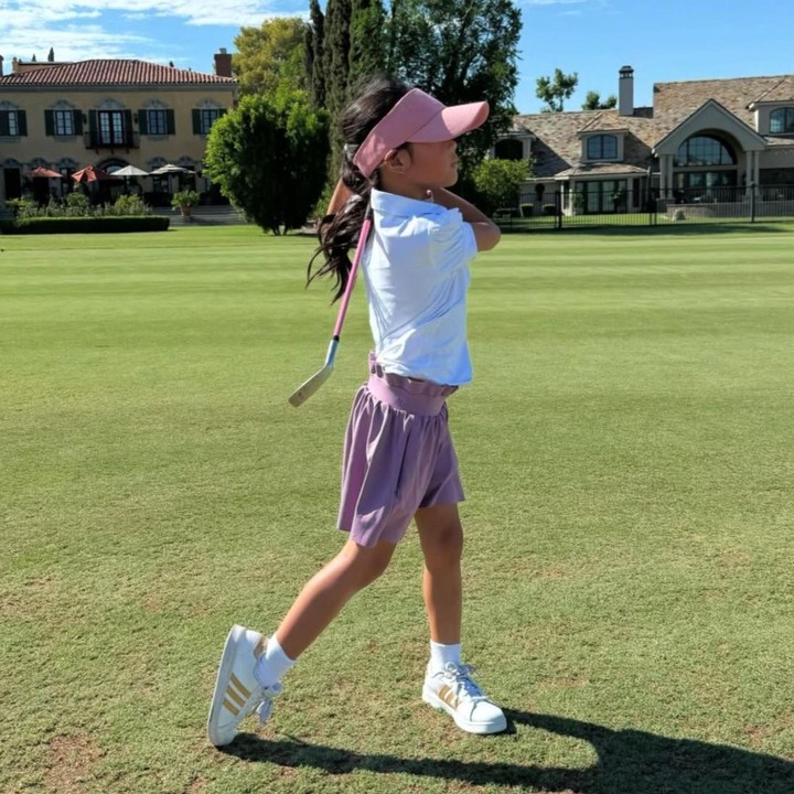 <p>Gadis kecil yang akrab disapa Yaya ini tampaknya memang sudah piawai dalam bermain golf. Dalam potretnya, Amaira terlihat bergaya saat memukul bola dengan ekspresi wajah yang tampak serius. Di momen ini, Farah Quinn pun tampak mendampingi sang putri untuk berlatih. "Menikmati hari yang 'lebih sejuk' di lapangan golf bersama anak-anak. Suhu di bawah 45&deg;C (44&deg;C) di sini dianggap menyegarkan!" ungkap Farah Quinn, dikutip dari akun Instagram <em>@farahquinnofficial.</em> (Foto: Instagram @farahquinnofficial)</p>