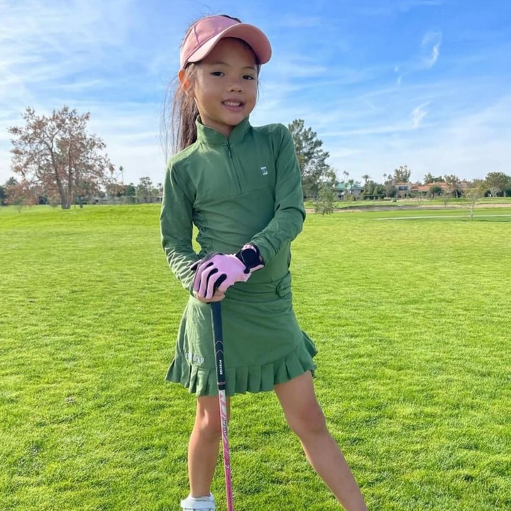 <p>Dalam kesempatan lainnya, Amaira lagi-lagi mencuri perhatian dengan penampilannya yang gemas saat mengenakan pakaian golf. Ia tampak mengenakan <em>outfit</em> serba hijau yang dipadukan dengan topi berwarna pink. Dalam potretnya, Amaira berpose cantik sambil memegang stik golf, Bunda. (Foto: Instagram @farahquinnofficial)</p>