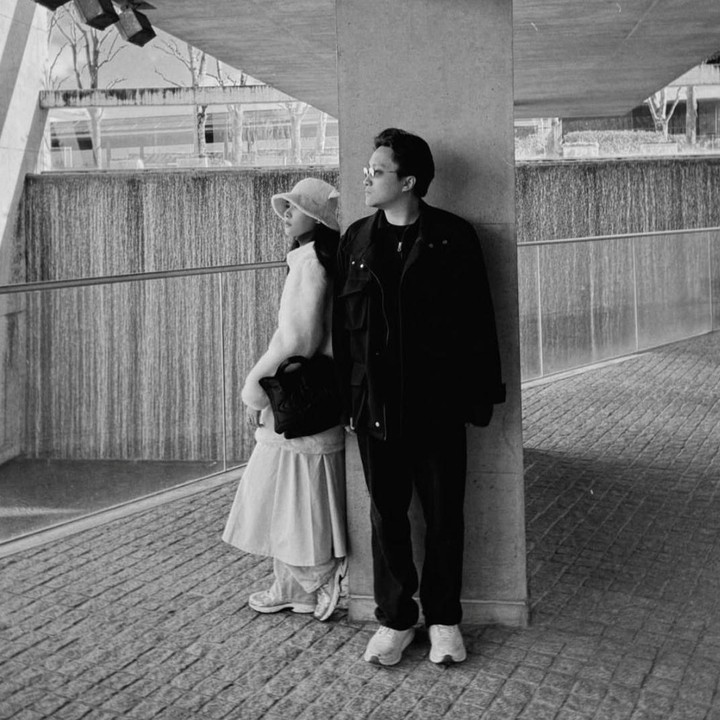 <p>Isyana membagikan potret hitam-putih kebersamaannya dengan sang suami. "Untuk pria yang paling aku cintai, selamat ulang tahun," tulis Isyana, menilik dari akun Instagram <em>@isyanasarasvati.</em> (Foto: Instagram @isyanasarasvati)</p>