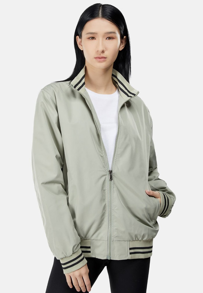 Pakaian dari kain nilon dan poliester yang dilapisi dengan coating khusus bisa lebih tahan air dan awet digunakan saat hujan./ Foto: panbasic.com