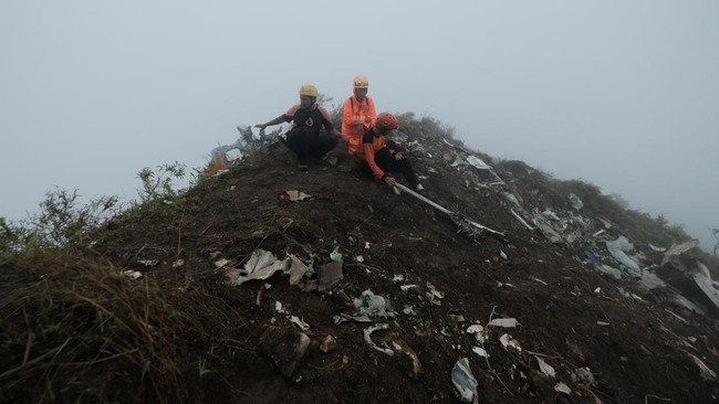 Tim SAR berjuang mengevakuasi dua jenazah korban jatuhnya pesawat di Gunung Bulusaraung. Medan terjal dan cuaca buruk menjadi tantangan utama.