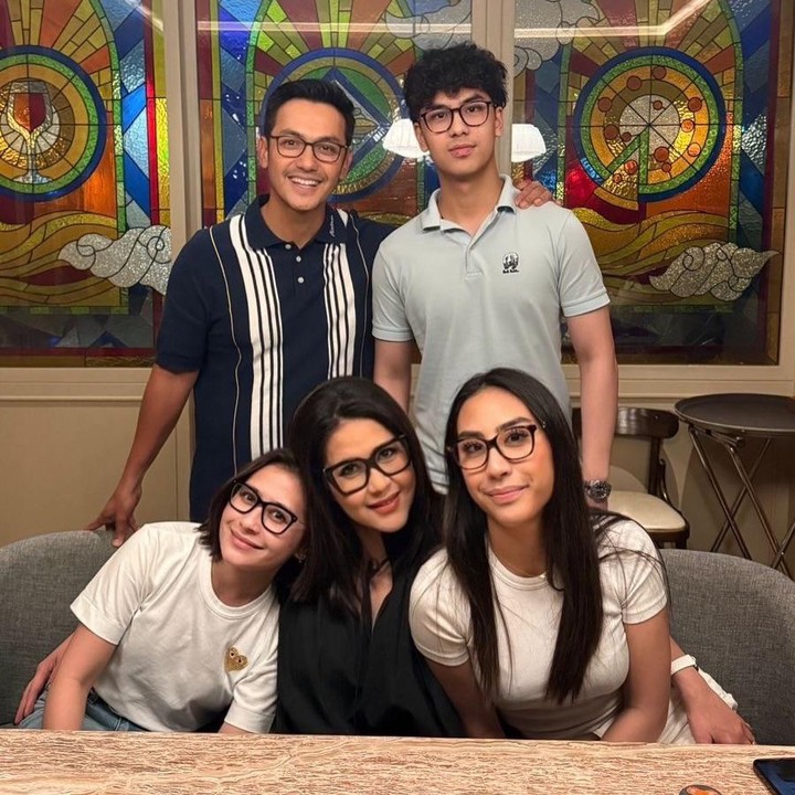 <p>Prilly Latuconsina baru-baru ini menghabiskan waktu bersama keluarga aktor Gunawan Sudrajat. Siapa sangka, mereka ternyata memiliki hubungan yang cukup dekat. (Foto: Instagram @lala_gunawan_family)</p>