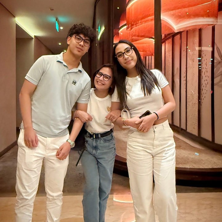 <p>Tak hanya itu, ia juga membagikan foto-foto yang memperlihatkan kebersamaan Prilly dengan kedua anaknya. &ldquo;Paling imut di antara <em>@khayra_h @khayru_h</em>..<em>Love u @prillylatuconsina96</em> selalu jadi anak mama Lala dan Papa <em>@gunawan_sudrajat_real,</em>&rdquo; pungkasnya.&nbsp;(Foto: Instagram @lala_gunawan_family)</p>
