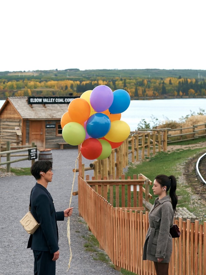 Saat pertama bertemu Hiro Kurosawa, Cha Mu-hee tampil dengan wrap coat&nbsp;Chanel berbahan tweed abu-abu&nbsp;yang dikombinasikan dengan stocking hitam. Perpaduan dengan thigh-high boots membuat gayanya makin stylish./ Foto: instagram.com/netflixid