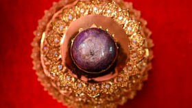 Safir Ungu Langka Terbesar di Dunia Senilai Rp5 T Dipamerkan