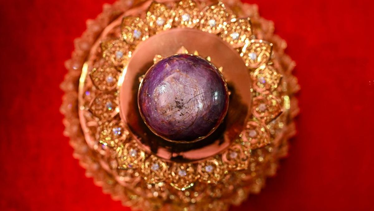 Safir Ungu Langka Terbesar di Dunia Senilai Rp5 T Dipamerkan