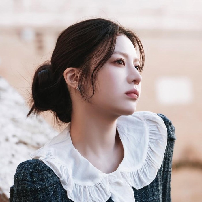 Selain aktingnya, gaya Go Yoon Jung di Can This Love Be Translated? juga mencuri perhatian. Siluet klasik dan palet warna netral yang ia kenakan menghadirkan kesan timeless, dewasa, dan penuh makna. (Drakor/Foto: instagram.com/netflixid)