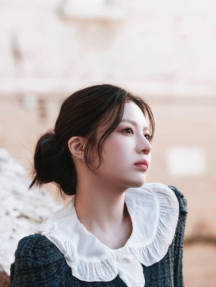 Selain aktingnya, gaya Go Yoon Jung di Can This Love Be Translated? juga mencuri perhatian. Siluet klasik dan palet warna netral yang ia kenakan menghadirkan kesan timeless, dewasa, dan penuh makna. (Drakor/Foto: instagram.com/netflixid)