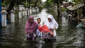 FOTO: Banjir Kudus Tak Kunjung Surut, Ribuan Warga Mengungsi